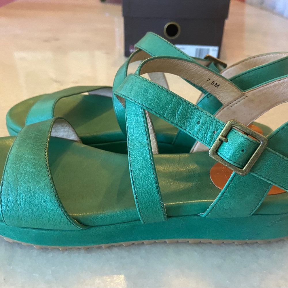 Gee WaWa Bonita Sandals. Size 7.5M